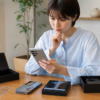 新しいGalaxyを購入し保証加入を検討する女性