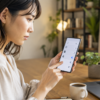 Galaxyののぞき見防止やプライバシー設定を確認する女性