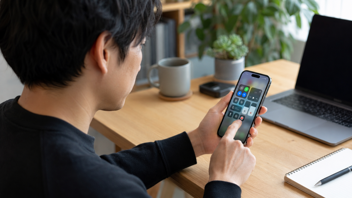 iPhoneの画面録画を開始する操作を確認する男性